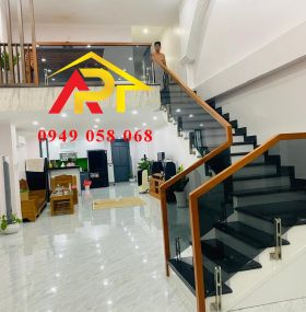 CẦU THANG LAN CAN KÍNH MÀU