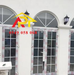CỬA ĐI 2 CÁNH MÀU TRẮNG - CHIA Ô KIỂU VÒM T03